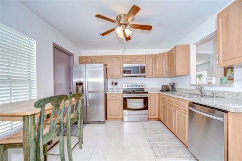 House in Temple Terrace, Florida 3 bedrooms, 121.52 sq.m. № 1902779 - photo 10