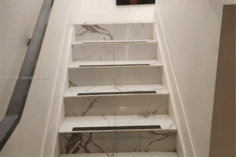 House in Miami, Florida 4 bedrooms, 235.32 sq.m. № 1987408 - photo 21