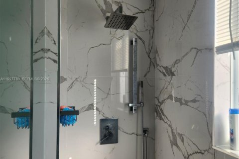 House in Miami, Florida 4 bedrooms, 235.32 sq.m. № 1987408 - photo 27