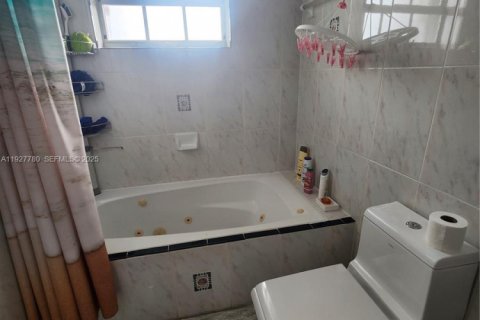 House in Miami, Florida 4 bedrooms, 235.32 sq.m. № 1987408 - photo 13