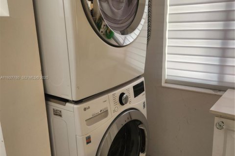 House in Miami, Florida 4 bedrooms, 235.32 sq.m. № 1987408 - photo 20