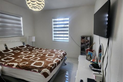 House in Miami, Florida 4 bedrooms, 235.32 sq.m. № 1987408 - photo 17