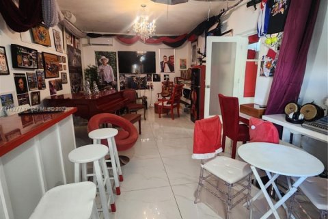 House in Miami, Florida 4 bedrooms, 235.32 sq.m. № 1987408 - photo 8