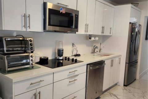 House in Miami, Florida 4 bedrooms, 235.32 sq.m. № 1987408 - photo 19