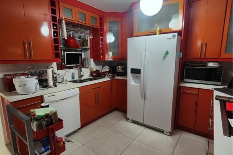 House in Miami, Florida 4 bedrooms, 235.32 sq.m. № 1987408 - photo 6