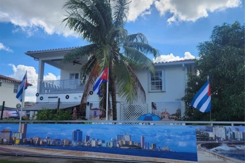 House in Miami, Florida 4 bedrooms, 235.32 sq.m. № 1987408 - photo 3