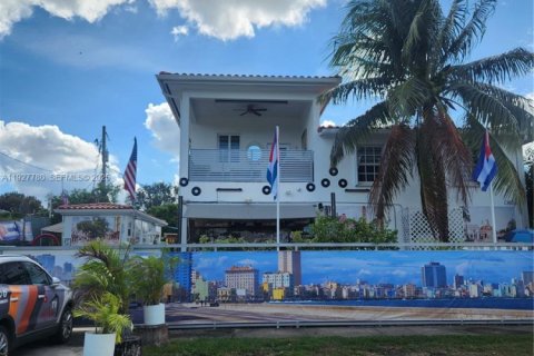 House in Miami, Florida 4 bedrooms, 235.32 sq.m. № 1987408 - photo 5