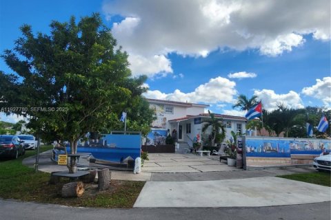 House in Miami, Florida 4 bedrooms, 235.32 sq.m. № 1987408 - photo 2