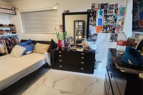 House in Miami, Florida 4 bedrooms, 235.32 sq.m. № 1987408 - photo 12