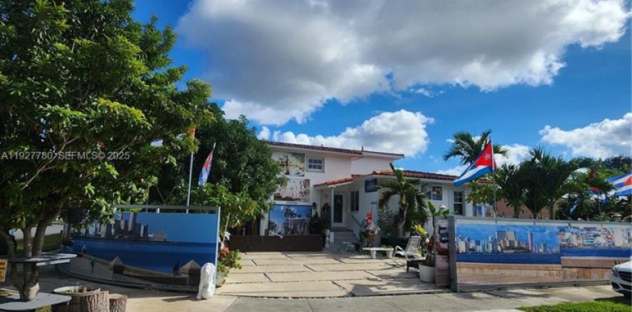 House in Miami, Florida 4 bedrooms, 235.32 sq.m. № 1987408