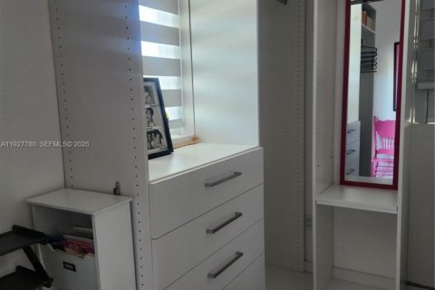 House in Miami, Florida 4 bedrooms, 235.32 sq.m. № 1987408 - photo 30