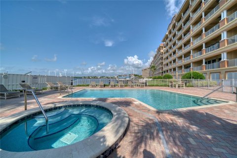 Condo in Redington Shores, Florida, 3 bedrooms  № 1679648 - photo 11