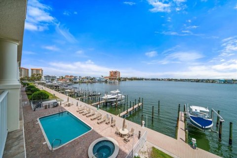Condo in Redington Shores, Florida, 3 bedrooms  № 1679648 - photo 10
