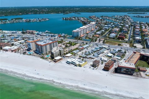 Condo in Redington Shores, Florida, 3 bedrooms  № 1679648 - photo 8