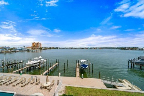 Condo in Redington Shores, Florida, 3 bedrooms  № 1679648 - photo 9