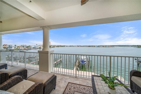 Condo in Redington Shores, Florida, 3 bedrooms  № 1679648 - photo 25