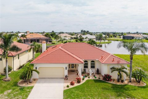 Villa ou maison à vendre à Punta Gorda, Floride: 3 chambres, 222.22 m2 № 2201256 - photo 2