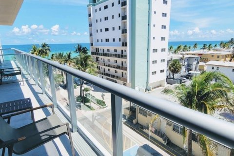 Copropriété à vendre à Hollywood, Floride: 2 chambres, 78.32 m2 № 1861515 - photo 1