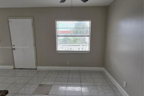 Купить кондоминиум в Дирфилд-Бич, Флорида 2 спальни, 65.87м2, № 1987532 - фото 2