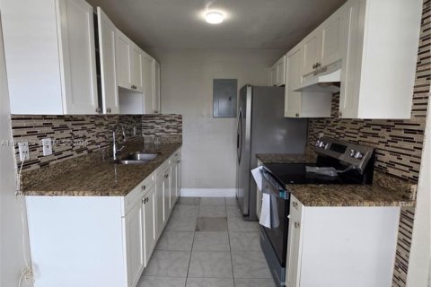 Купить кондоминиум в Дирфилд-Бич, Флорида 2 спальни, 65.87м2, № 1987532 - фото 1