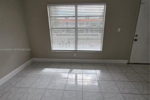 Купить кондоминиум в Дирфилд-Бич, Флорида 2 спальни, 65.87м2, № 1987532 - фото 8