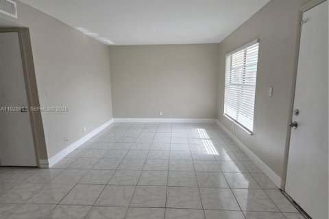 Купить кондоминиум в Дирфилд-Бич, Флорида 2 спальни, 65.87м2, № 1987532 - фото 3