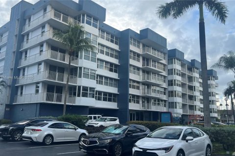 Купить кондоминиум в Норт-Майами-Бич, Флорида 2 спальни, 112.69м2, № 1942541 - фото 1
