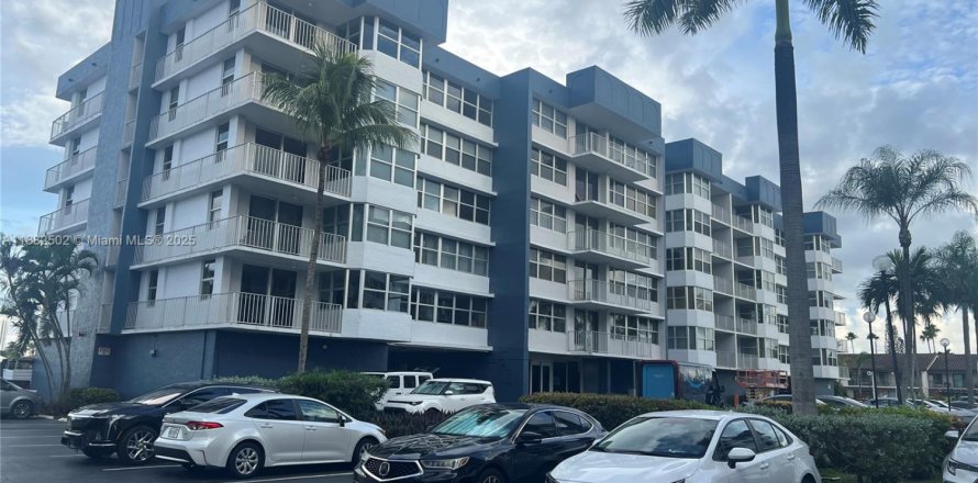 Кондоминиум с 2 спальнями в Норт-Майами-Бич, Флорида № 1942541