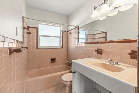 Casa en venta en Indian Rocks Beach, Florida, 2 dormitorios, 65.22 m2 № 1737076 - foto 15