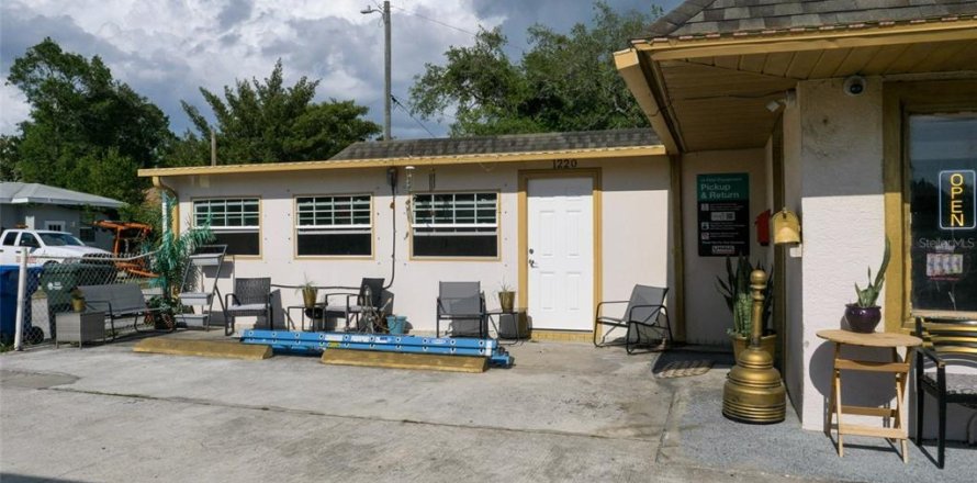 Commercial property in Largo, Florida 216.46 sq.m. № 2101595
