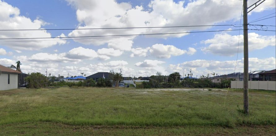Commercial property in Cape Coral, Florida № 2259692
