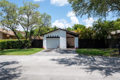 House in Miami, Florida 2 bedrooms, 108.97 sq.m. № 1756948 - photo 2