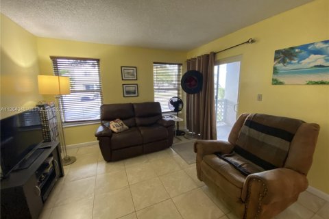 Condo in Hialeah, Florida, 1 bedroom  № 2026399 - photo 7