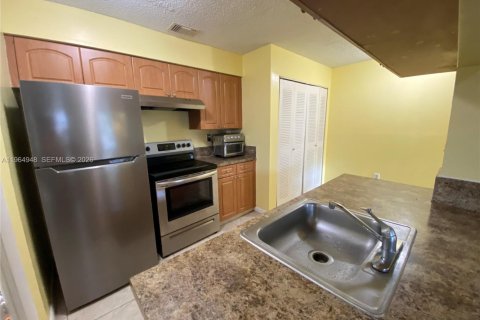 Condo in Hialeah, Florida, 1 bedroom  № 2026399 - photo 4