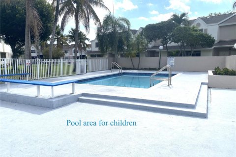 Condo in Hialeah, Florida, 1 bedroom  № 2026399 - photo 11