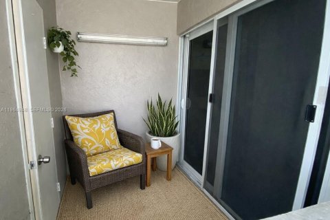 Condo in Hialeah, Florida, 1 bedroom  № 2026399 - photo 9