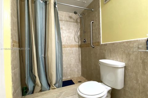 Condo in Hialeah, Florida, 1 bedroom  № 2026399 - photo 8
