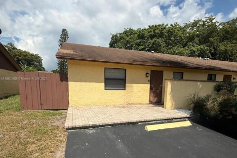 Casa en alquiler en Deerfield Beach, Florida, 3 dormitorios, 106.65 m2 № 1891358 - foto 1