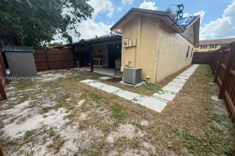 Casa en alquiler en Deerfield Beach, Florida, 3 dormitorios, 106.65 m2 № 1891358 - foto 4