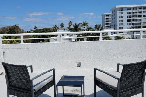 Copropriété à vendre à Miami Beach, Floride: 2 chambres, 95.32 m2 № 1943848 - photo 12