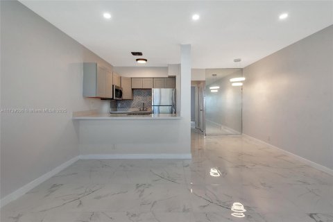 Condo in Hallandale Beach, Florida, 1 bedroom  № 1487662 - photo 1