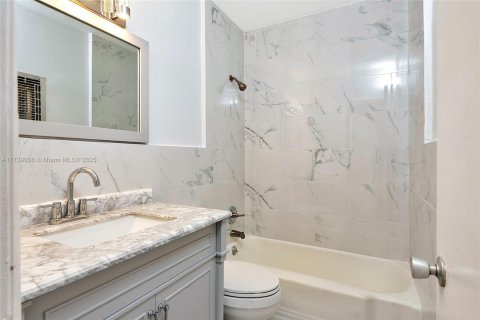 Condo in Hallandale Beach, Florida, 1 bedroom  № 1487662 - photo 10