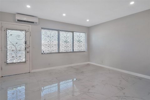 Condo in Hallandale Beach, Florida, 1 bedroom  № 1487662 - photo 13