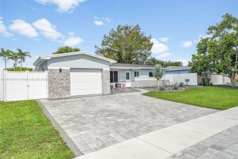 Casa en venta en Pembroke Pines, Florida, 3 dormitorios, 146.6 m2 № 1836589 - foto 1