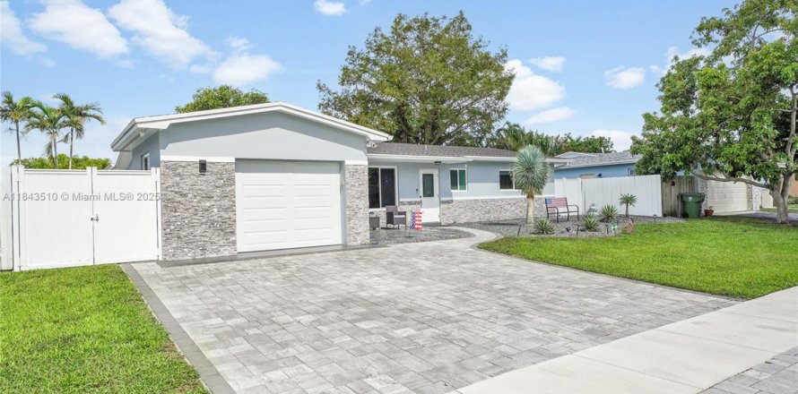 Casa en Pembroke Pines, Florida 3 dormitorios, 146.6 m2 № 1836589