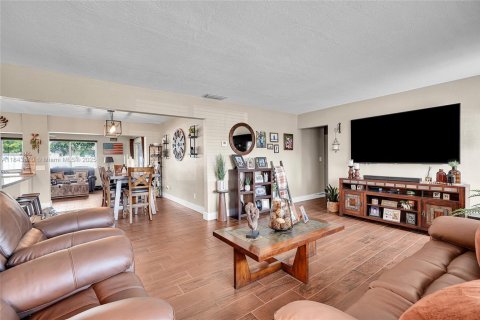 Casa en venta en Pembroke Pines, Florida, 3 dormitorios, 146.6 m2 № 1836589 - foto 9