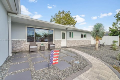 Casa en venta en Pembroke Pines, Florida, 3 dormitorios, 146.6 m2 № 1836589 - foto 6