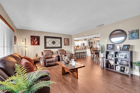 Casa en venta en Pembroke Pines, Florida, 3 dormitorios, 146.6 m2 № 1836589 - foto 7