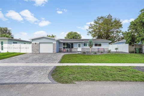 Casa en venta en Pembroke Pines, Florida, 3 dormitorios, 146.6 m2 № 1836589 - foto 2
