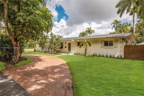 House in Biscayne Park, Florida 3 bedrooms, 167.6 sq.m. № 1896105 - photo 2